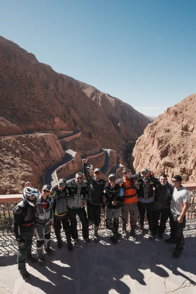 Grupo de pilotos posando en un mirador sobre la garganta